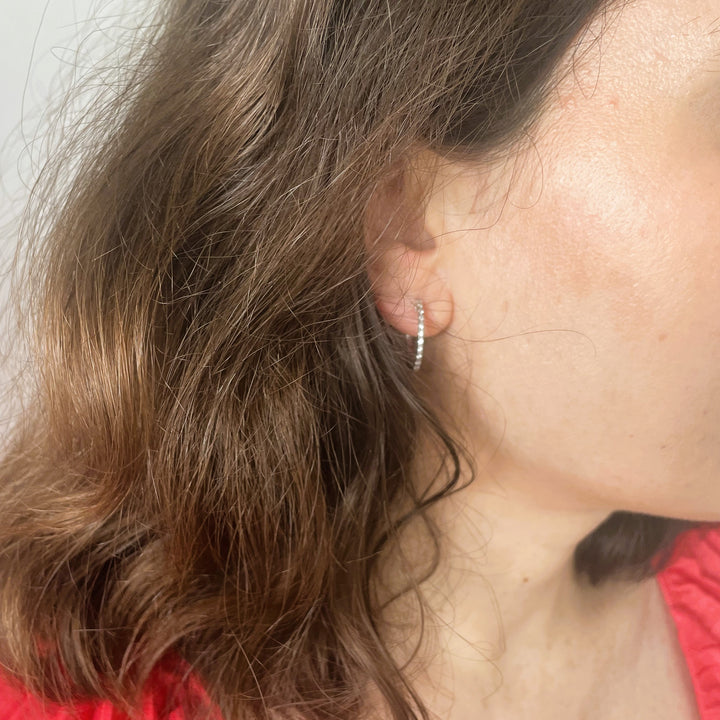 La Marquise de B-Boucles d'oreilles créoles diamants or blanc-vue portées