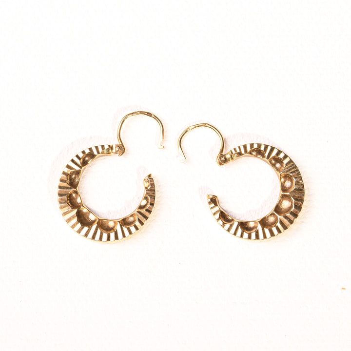 LaMarquisedeB_Boucles d'oreilles créoles à décor rayonnant en or jaune_système de fermeture ouvert