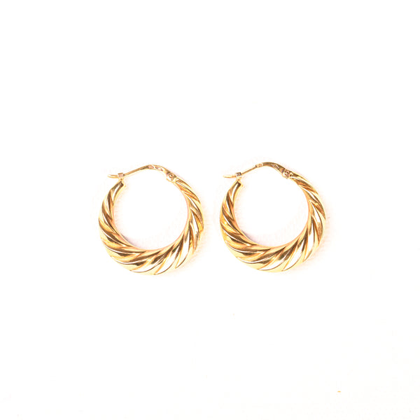 La Marquise de B-Boucles d'oreilles créoles godronnées en or jaune-face