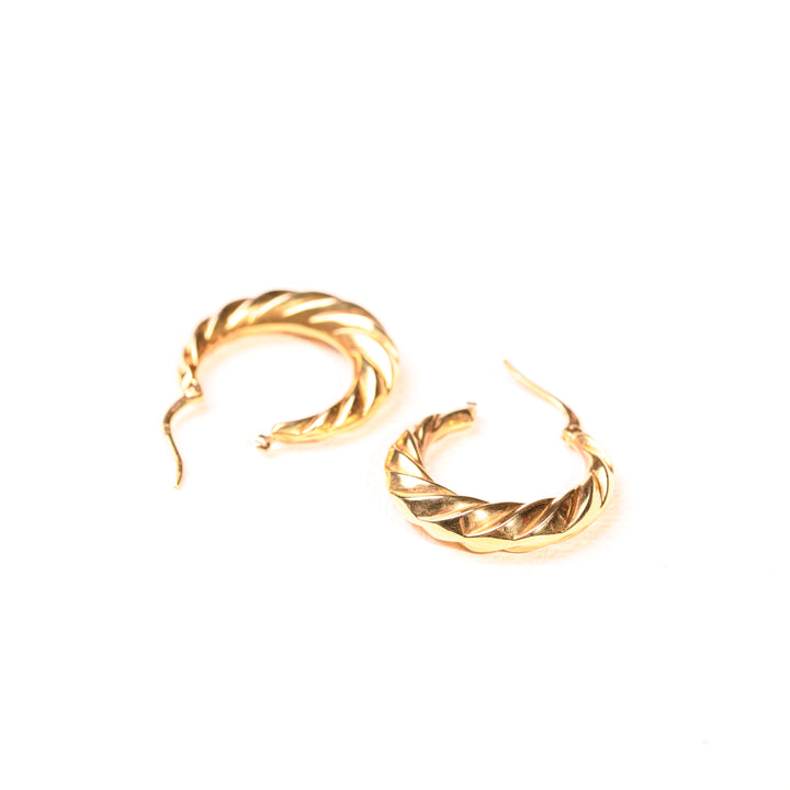 La Marquise de B-Boucles d'oreilles créoles godronnées en or jaune-détails système de fermeture