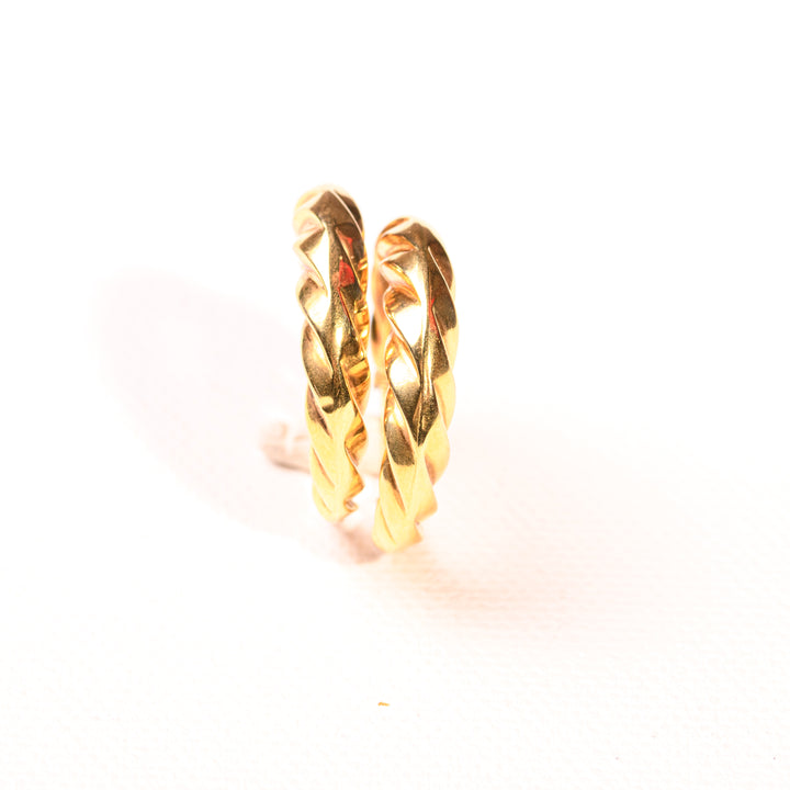 La Marquise de B-Boucles d'oreilles créoles godronnées en or jaune-détails  motif godrons
