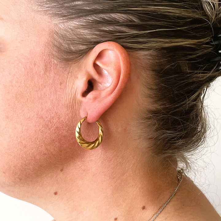 La Marquise de B-Boucles d'oreilles créoles godronnées en or jaune-porté