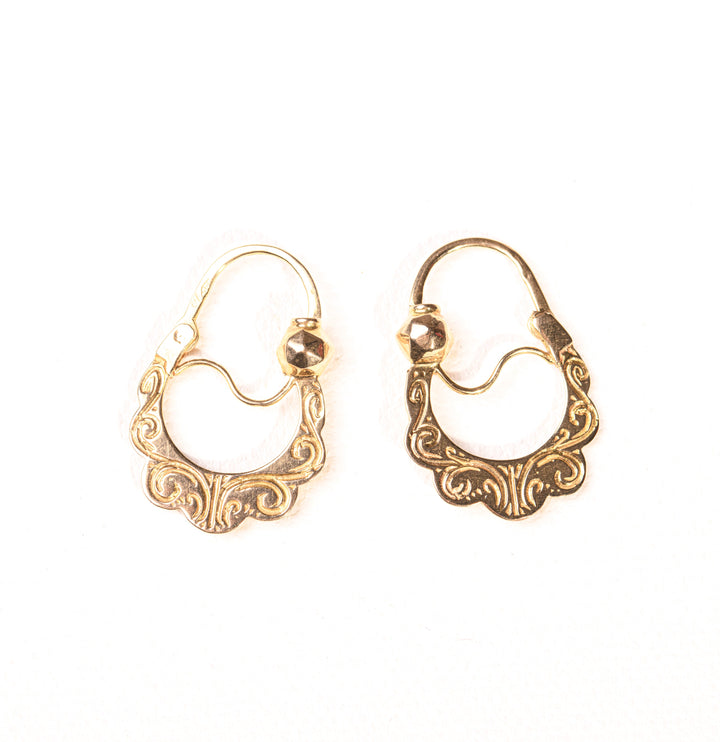 La Marquise de B-Boucles d'oreilles créoles savoyardes en or polychrome-vue du verso à plat