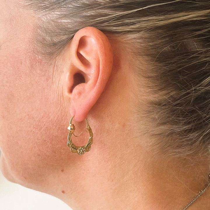La Marquise de B-Boucles d'oreilles créoles savoyardes en or polychrome-vue d'une boucle portée