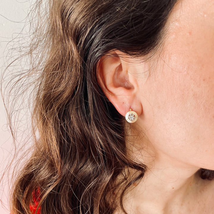 La Marquise de B-Boucles d'oreilles dormeuses or guilloché et diamants-vue portée
