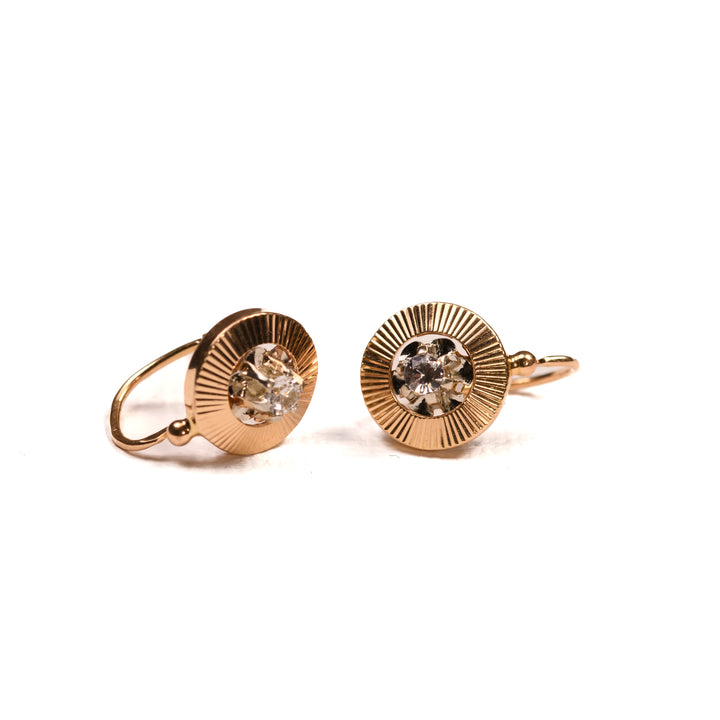 La Marquise de B-Boucles d'oreilles dormeuses or guilloché et diamants-vue de face et de profil