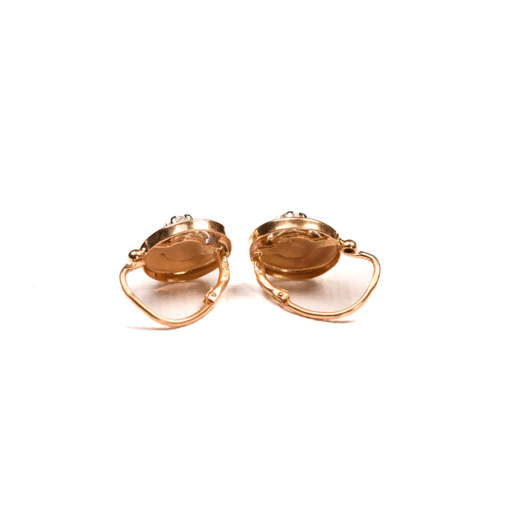 La Marquise de B-Boucles d'oreilles dormeuses or guilloché et diamants-vue arrière des boucles