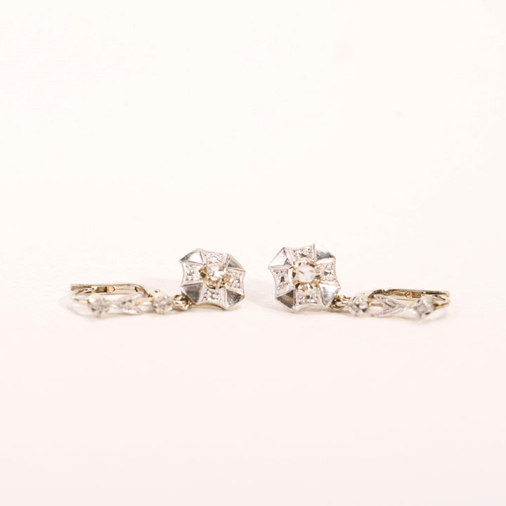 La Marquise de B-Boucles dormeuses Art Déco en or et diamants-vue à plat motif de face