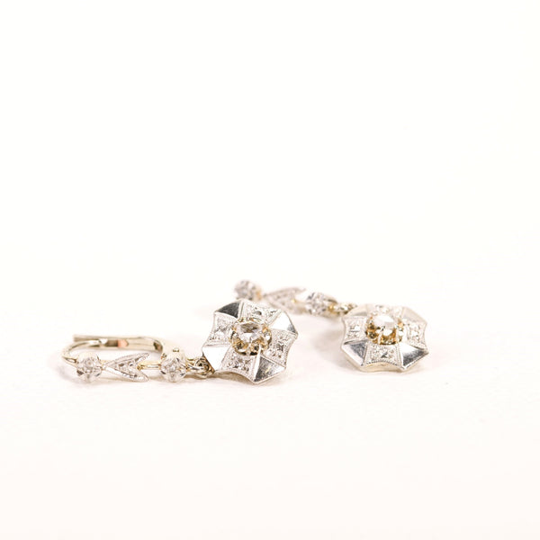 La Marquise de B-Boucles dormeuses Art Déco en or et diamants-vue à plat de face