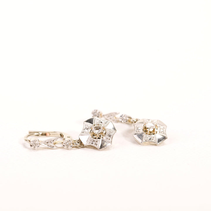 La Marquise de B-Boucles dormeuses Art Déco en or et diamants-vue à plat de face