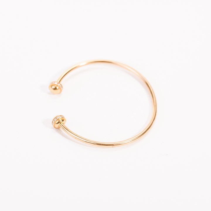 La Marquise de B – bracelet jonc ouvert en or rose pavé de diamants, vue aérienne