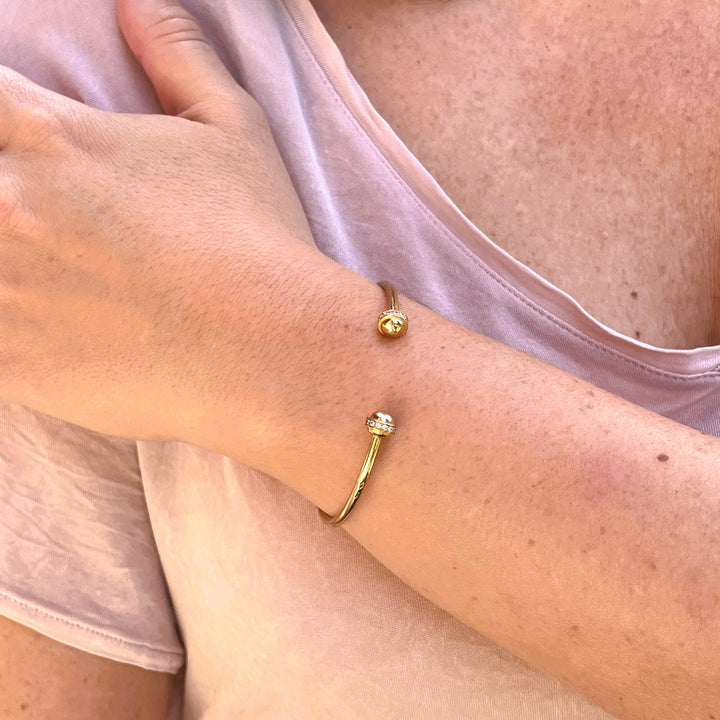 La Marquise de B – bracelet jonc ouvert en or rose pavé de diamants, vue porté