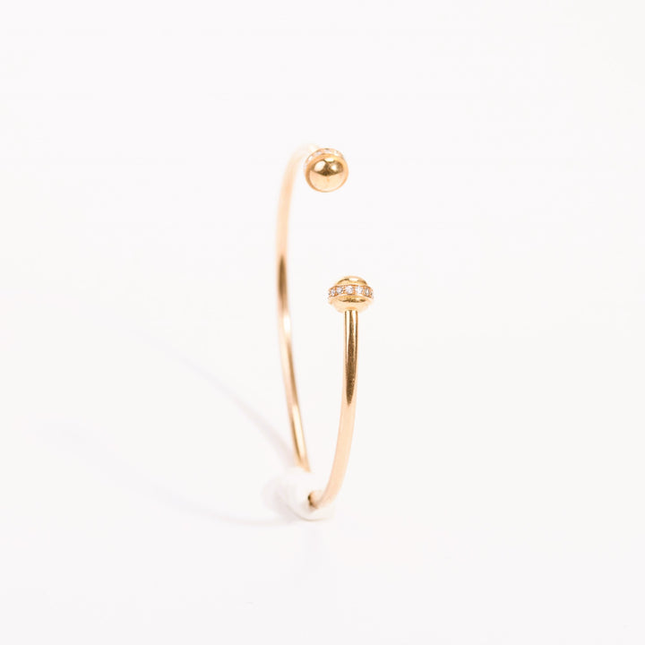 La Marquise de B – bracelet jonc ouvert en or rose pavé de diamants, vue de profil