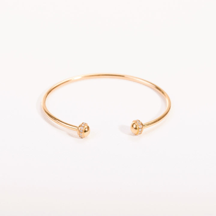 La Marquise de B – bracelet jonc ouvert en or rose pavé de diamants, vue de face