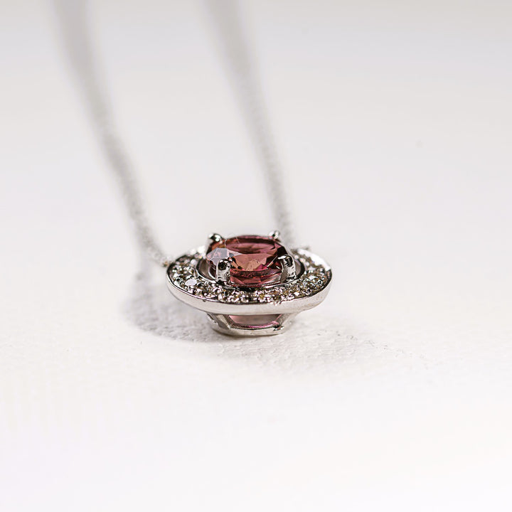 La Marquise de B-Collier chaîne et pendentif tourmaline diamants en or blanc-zoom profil pendentif et serti 