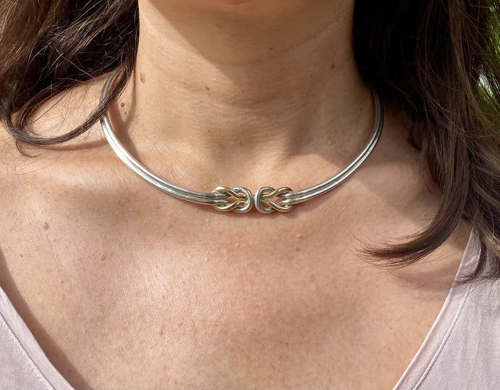 La Marquise de B-Collier torque ZOLOTAS nœud d'Herakles en argent et or jaune-vue du collier porté