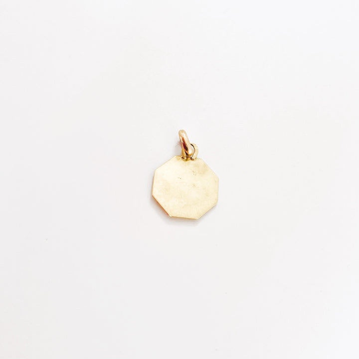 La Marquise de B-Médaille d'amour octogonale AUGIS "Plus qu'hier moins que demain" or jaune-vue de dos à plat