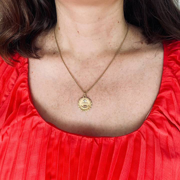 La Marquise de B-Médaille d'amour AUGIS ronde en or jaune-portée de face