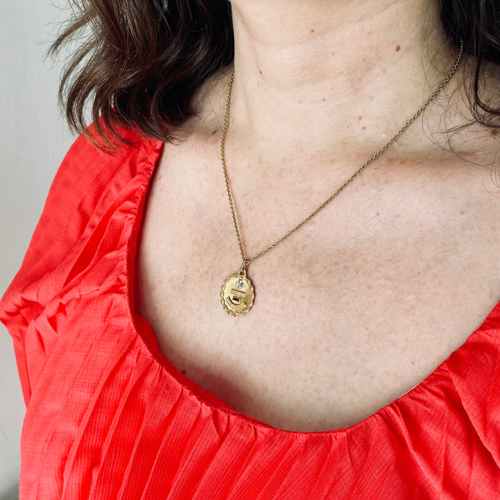 La Marquise de B-Médaille d'amour AUGIS ronde en or jaune-portée de profil