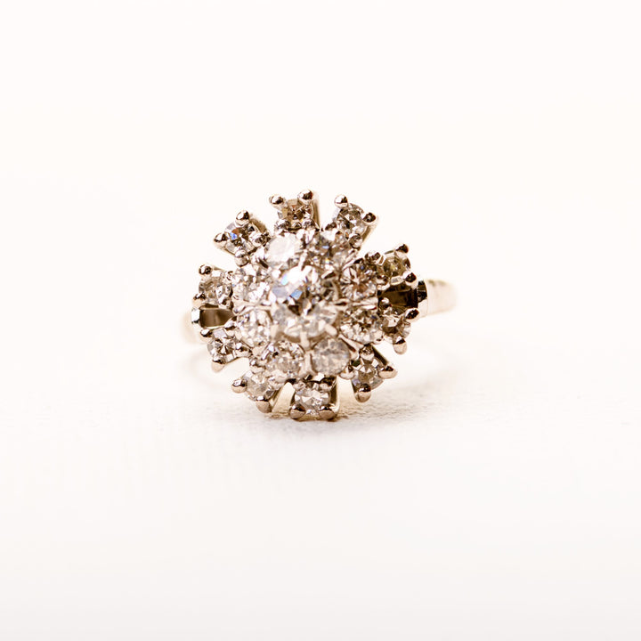 La Marquise de B-Bague dôme diamants en or blanc-zoom sur le chaton de bague