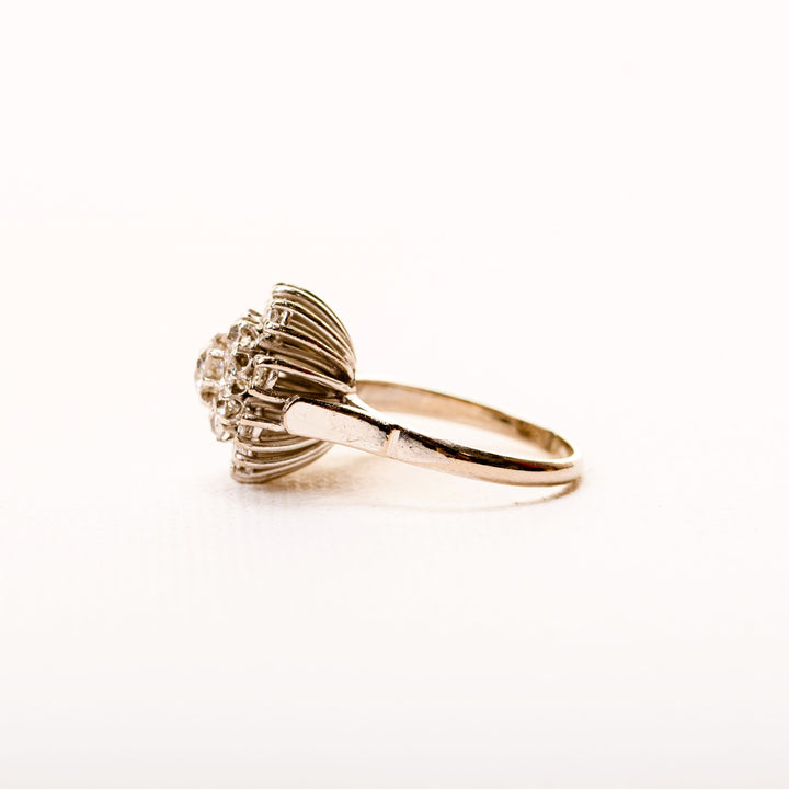La Marquise de B-Bague dôme diamants en or blanc-vue de profil à plat