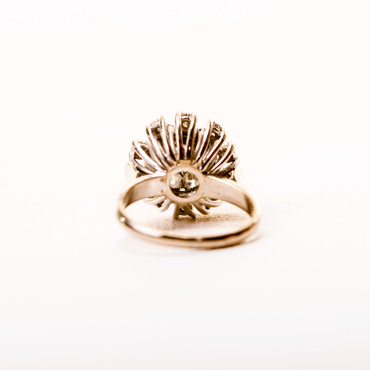 La Marquise de B-Bague dôme diamants en or blanc-vue verso du chaton de bague