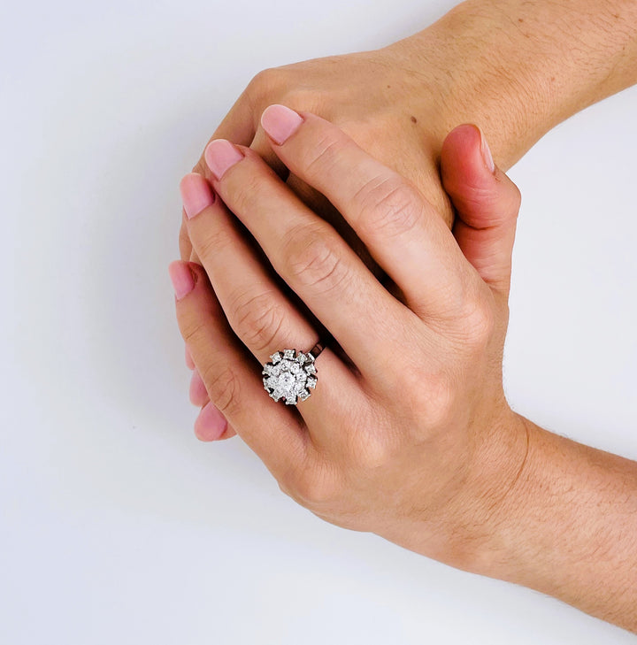 La Marquise de B-Bague dôme diamants en or blanc-vue de la bague portée