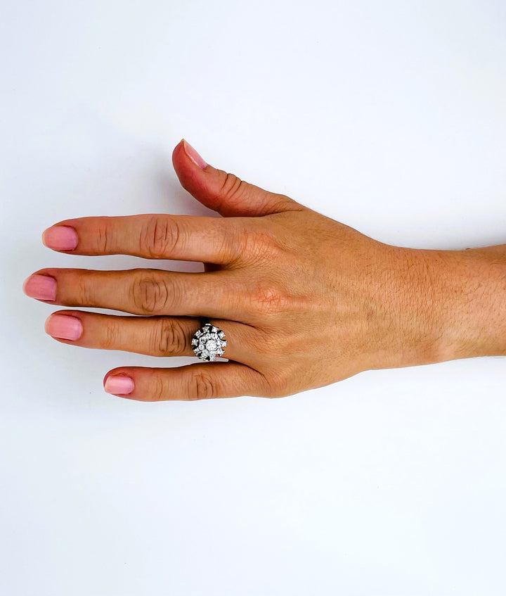 La Marquise de B-Bague dôme diamants en or blanc-vue de la bague portée
