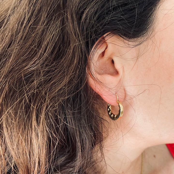 La Marquise de B-Boucles d'oreilles créoles à décor rayonnant en or jaune-vue portées à l'oreille