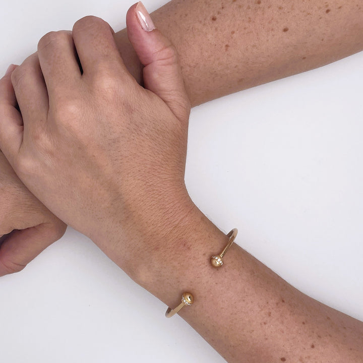 La Marquise de B – bracelet jonc ouvert en or rose pavé de diamants, autre vue porté