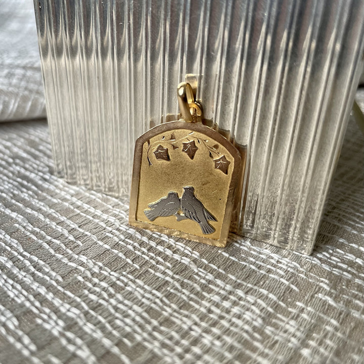 La Marquise de B médaille d'amour et de fidélité en or deux tons, zoom sur le bijou