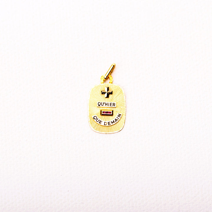 La Marquise de B-Médaille d'amour AUGIS "Plus qu'hier moins que demain" rubis or jaune-vue de face
