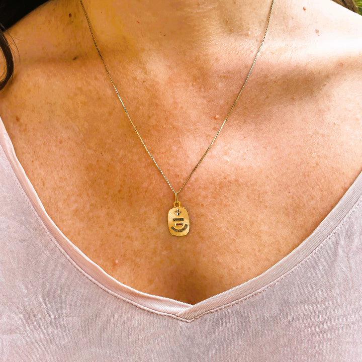 La Marquise de B-Médaille d'amour AUGIS "Plus qu'hier moins que demain" rubis or jaune-vue bijou porté